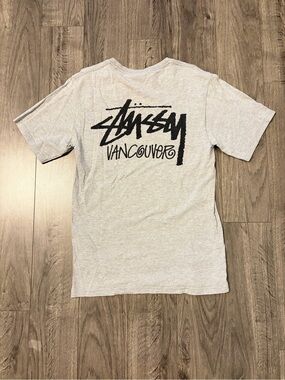 STUSSY Vancouver Men's Graphic Tee - Light Gray